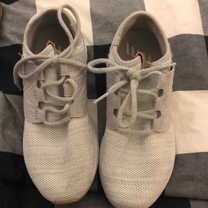 New balance tennis shoes